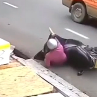 Xe máy lao xuống rãnh sâu bên đường, người phụ nữ ngã lộn nhào