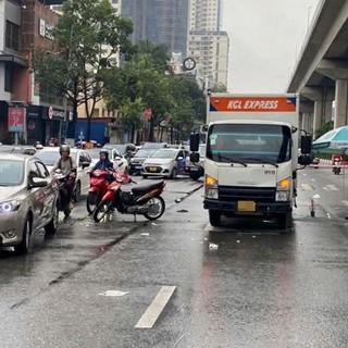Người phụ nữ tử vong dưới gầm xe tải ở Hà Đông