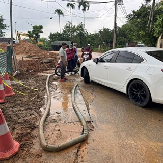 Đường 312 bị sụt, lún mất an toàn do thi công kênh dẫn nước