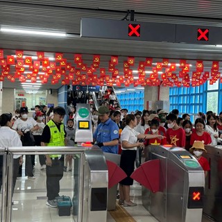 Hà Nội: Tàu điện đông nghịt hành khách đi xem hợp luyện diễu binh, diễu hành