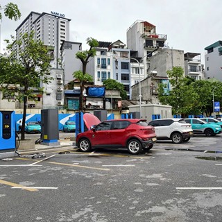 Hà Nội nhiều trạm sạc xe điện được lắp đặt tại các bến xe