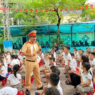 Tuyên truyền luật giao thông cho hơn 11.000 học sinh Thủ đô 
