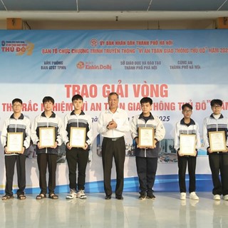 Trao giải vòng Cuộc thi trắc nghiệm "Vì An toàn giao thông Thủ đô trên Internet" năm 2025
