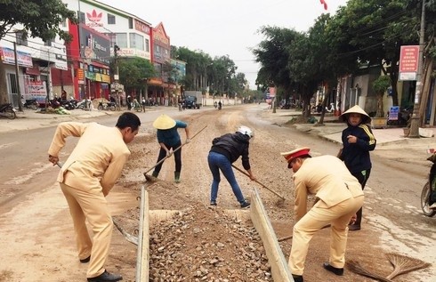 CSGT cung nguoi dan don dat, da roi vai suot gan 1 km duong - Hinh anh 1