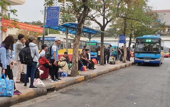 Ha Noi: Ben xe thua vang, giao thong on dinh ngay cuoi ky nghi Tet Nguyen dan 2019 - Hinh anh 6