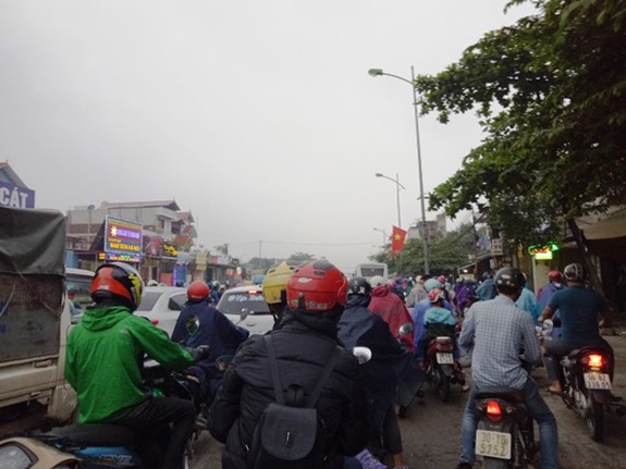 Giao thong Ha Noi un u cuc bo ngay cuoi ky nghi le Gio To Hung Vuong - Hinh anh 2