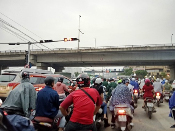 Giao thong Ha Noi un u cuc bo ngay cuoi ky nghi le Gio To Hung Vuong - Hinh anh 3