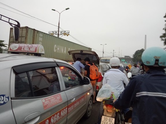 Giao thong Ha Noi un u cuc bo ngay cuoi ky nghi le Gio To Hung Vuong - Hinh anh 4