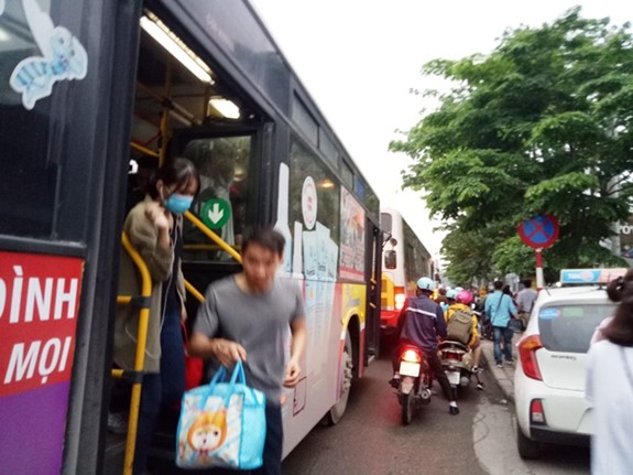 Giao thong Ha Noi un u cuc bo ngay cuoi ky nghi le Gio To Hung Vuong - Hinh anh 6