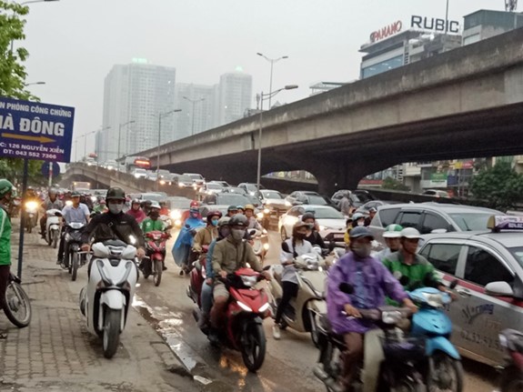 Giao thong Ha Noi un u cuc bo ngay cuoi ky nghi le Gio To Hung Vuong - Hinh anh 9