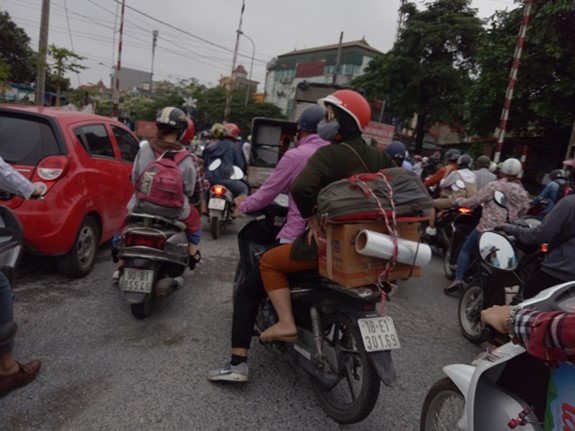 Giao thong Ha Noi un u cuc bo ngay cuoi ky nghi le Gio To Hung Vuong - Hinh anh 1