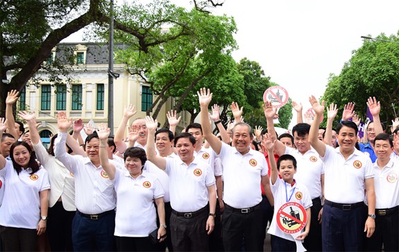 Ha Noi: Hon 5.000 nguoi xuong duong keu goi “Da uong ruou bia - Khong lai xe” - Hinh anh 2