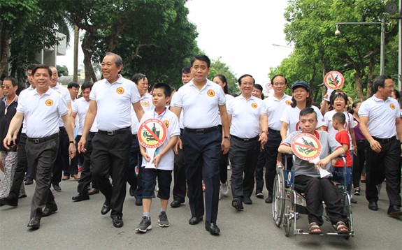 Ha Noi: Hon 5.000 nguoi xuong duong keu goi “Da uong ruou bia - Khong lai xe” - Hinh anh 4