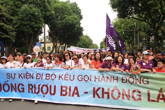 Ha Noi: Hon 5.000 nguoi xuong duong keu goi “Da uong ruou bia - Khong lai xe” - Hinh anh 8