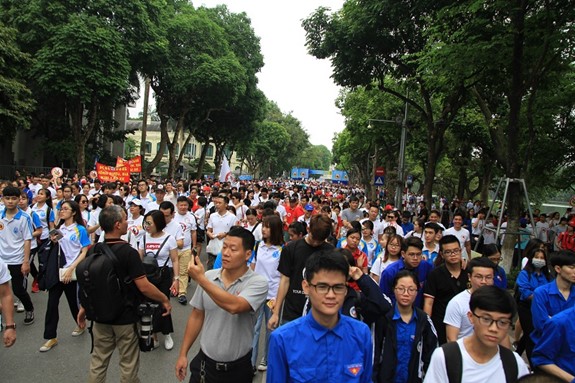 Ha Noi: Hon 5.000 nguoi xuong duong keu goi “Da uong ruou bia - Khong lai xe” - Hinh anh 11