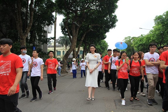 Ha Noi: Hon 5.000 nguoi xuong duong keu goi “Da uong ruou bia - Khong lai xe” - Hinh anh 9