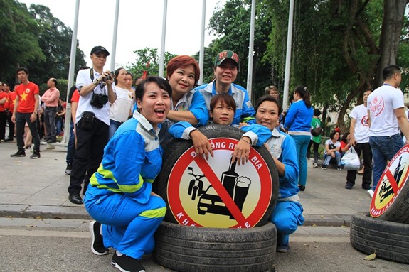 Ha Noi: Hon 5.000 nguoi xuong duong keu goi “Da uong ruou bia - Khong lai xe” - Hinh anh 13