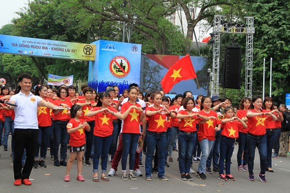 Ha Noi: Hon 5.000 nguoi xuong duong keu goi “Da uong ruou bia - Khong lai xe” - Hinh anh 14