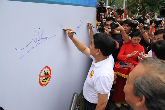 Ha Noi: Hon 5.000 nguoi xuong duong keu goi “Da uong ruou bia - Khong lai xe” - Hinh anh 6