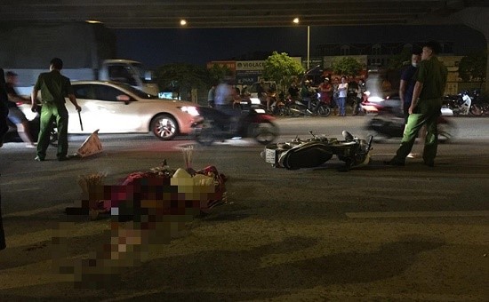 Hà Nội: Truy tìm xe máy đi ngược chiều tông chết người rồi bỏ trốn - Ảnh 1 Hà Nội: Truy tìm xe máy đi ngược chiều tông chết người rồi bỏ trốn - Ảnh 1