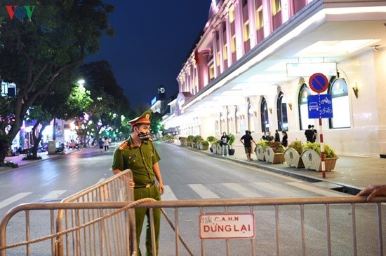 Hà Nội: Phố đi bộ Hồ Gươm "ngày trở lại", người lớn, trẻ em thích thú vui đùa - Ảnh 2 Hà Nội: Phố đi bộ Hồ Gươm "ngày trở lại", người lớn, trẻ em thích thú vui đùa - Ảnh 2