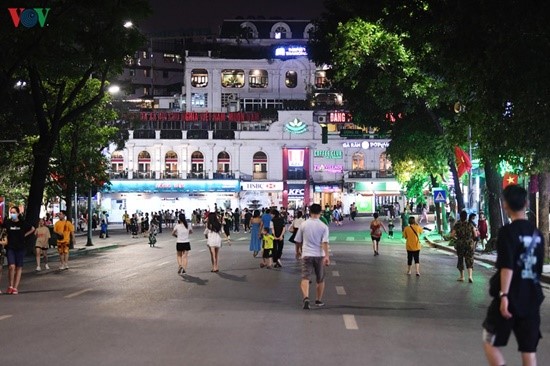 Hà Nội: Phố đi bộ Hồ Gươm "ngày trở lại", người lớn, trẻ em thích thú vui đùa - Ảnh 6 Hà Nội: Phố đi bộ Hồ Gươm "ngày trở lại", người lớn, trẻ em thích thú vui đùa - Ảnh 6