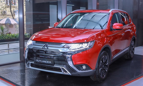 Gia xe o to hom nay 10/8: Mitsubishi Outlander uu dai qua tang va goi du lich 40 trieu dong - Hinh anh 1