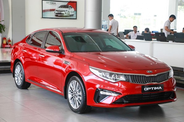 Gia xe o to hom nay 13/10: Kia Optima tang phu kien chinh hang - Hinh anh 1