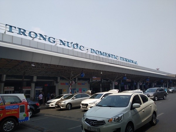 Taxi cong nghe hoat dong khong binh dang khi don tra khach trong san bay - Hinh anh 1