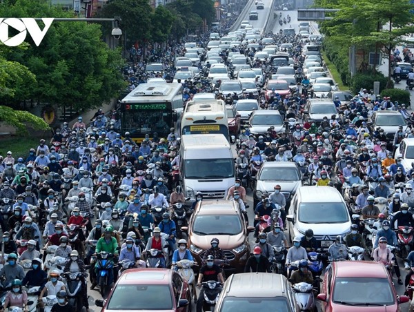 GIAO THÔNG HÀ NỘI: NHỮNG KHOẢNH KHẮC CHỨNG KIẾN VÀ SỰ LẮNG ĐỌNG CỦA MỘT TÂN SINH VIÊN LOGISTICS 