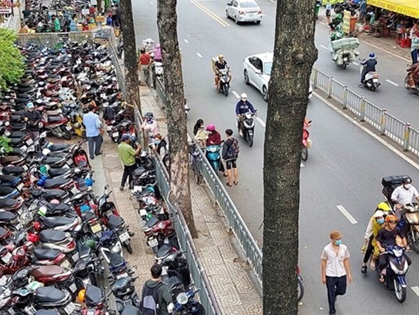 Khi người đi bộ phải “chạy trốn” trên vỉa hè