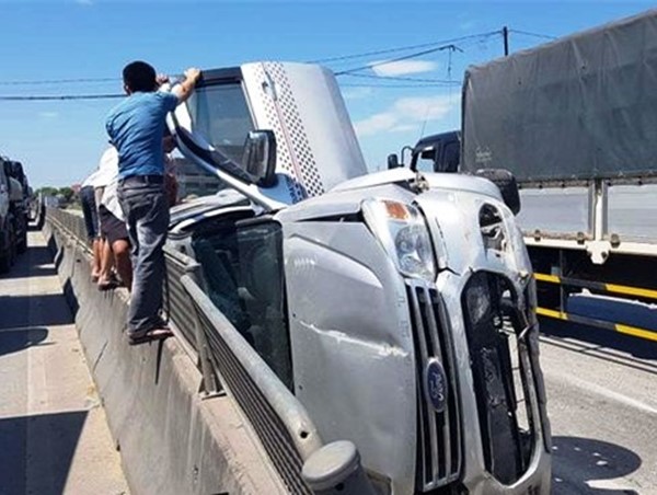 “Xế hộp” lật nghiêng trên QL1A, phá cửa xe cứu sống 3 người