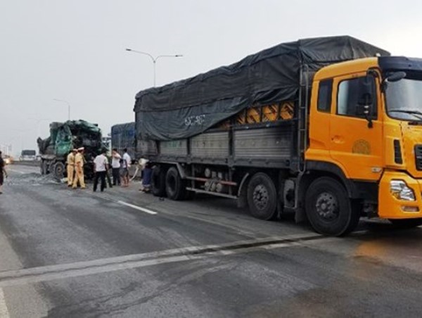Xe ben đâm đuôi xe tải, tài xế tử vong kẹt cứng trong ca bin