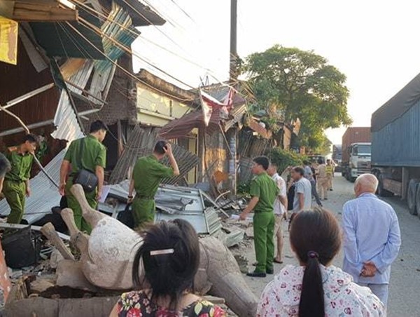 Người dân hốt hoảng lao ra khỏi nhà trong đêm sau cú tông của xe container