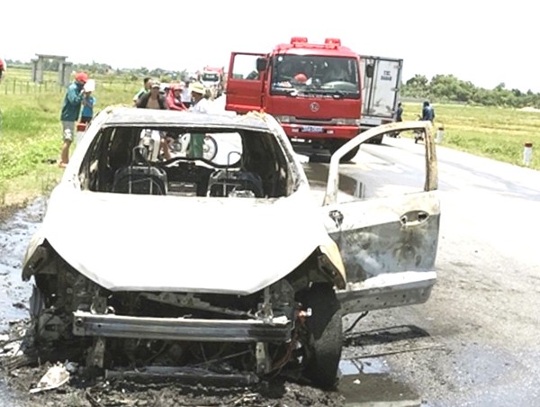 Ô tô cháy trơ khung trên đường tránh quốc lộ 1