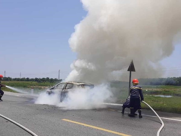 [Video] Ô tô Ford Ecosport cháy ngùn ngụt trơ khung giữa trời nắng nóng