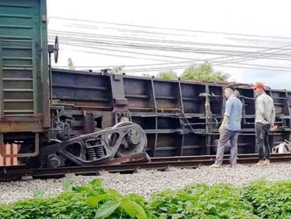 Sắp công bố nguyên nhân tàu trật bánh, lật toa ở Nam Định