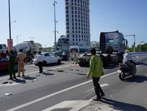 Nam công nhân tử vong dưới gầm xe container