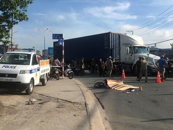 Va chạm với xe container, nam thanh niên chết thảm dưới bánh xe