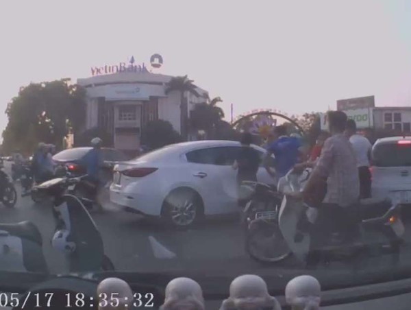 Xe Mazda đâm liên hoàn nhiều phương tiện giao thông