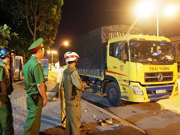 Chở hàng vượt trọng tải cho phép, tài xế cố thủ 3 giờ trong xe