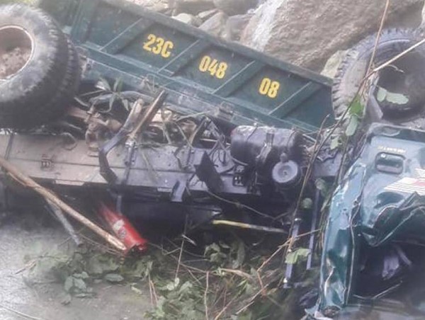 Xe tải lao xuống vực sâu, 3 người thương vong