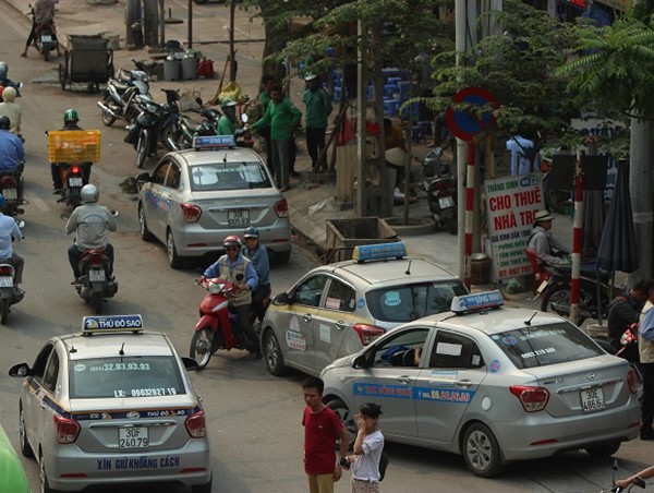 Taxi "bịt" cổng Bệnh viện K: Lực lượng chức năng ở đâu?