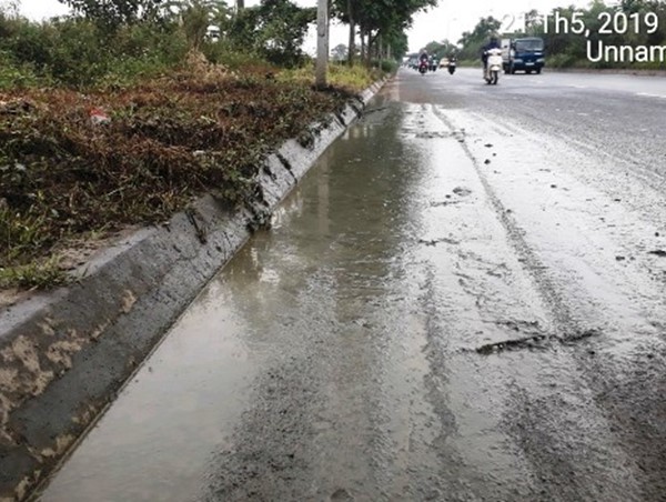 Xuất hiện điểm đổ trộm phân bùn mới trên Đại lộ Thăng Long