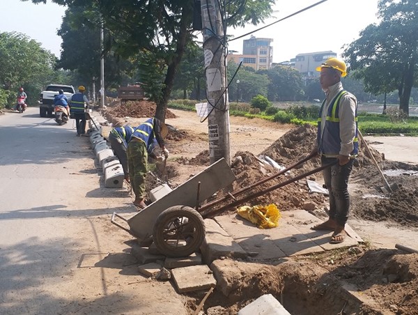 Chỉnh trang vỉa hè công viên hồ đền Lừ