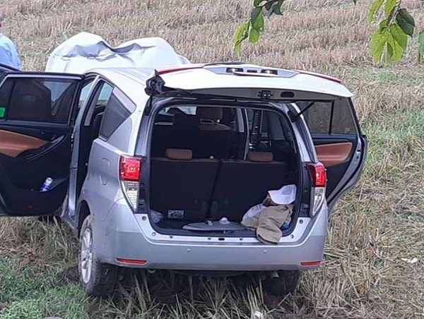 Xe chở hài cốt liệt sĩ mất lái lao xuống ruộng