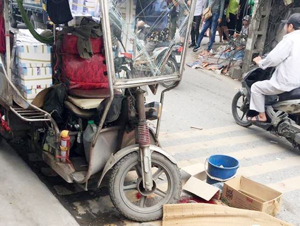 Hà Nội: Chở hàng nặng, xe ba bánh đè chết người khi đang xuống dốc