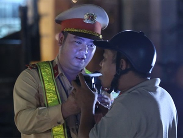 [Video] Muôn kiểu chống đối khi bị CSGT kiểm tra nồng độ cồn