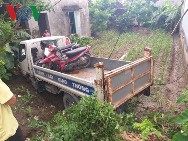 Xe cảnh sát giao thông mất lái tông nhà dân khiến một người bị thương