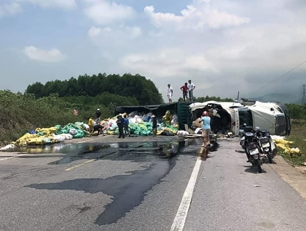 Hà Tĩnh: Ba xe container va chạm, giao thông QL1 ách tắc hoàn toàn